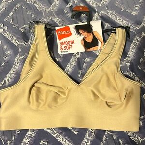 Hanes NWT Smooth and Soft Wirefree Bra size Medium Nude Color